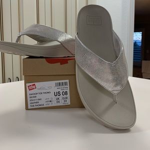 FitFlop Swoop Toe Thong silver Size 8